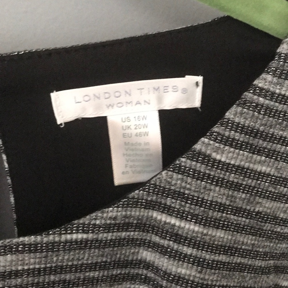 London Time Curve Dress with bell sleeves - Picture 2 of 4